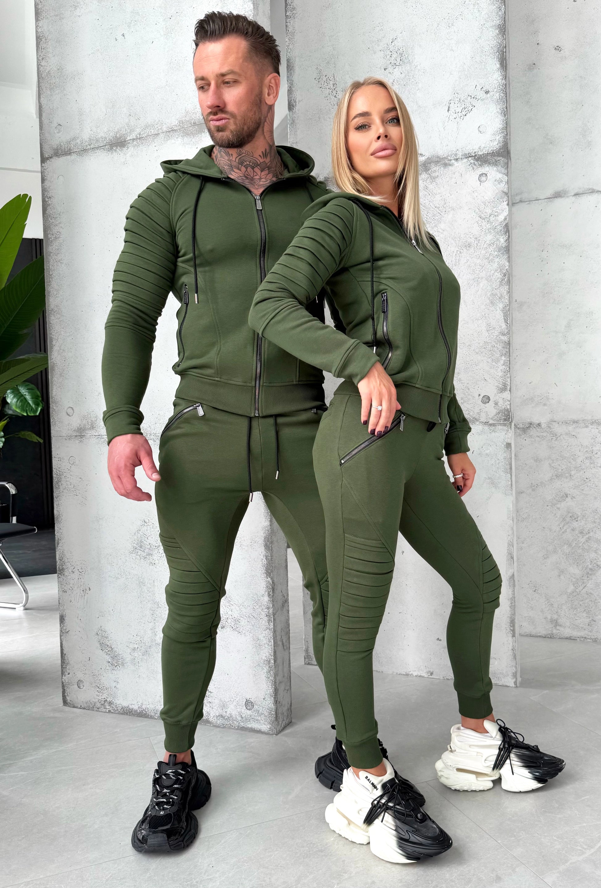 TRACKSUITS FOR COUPLE RELIEF