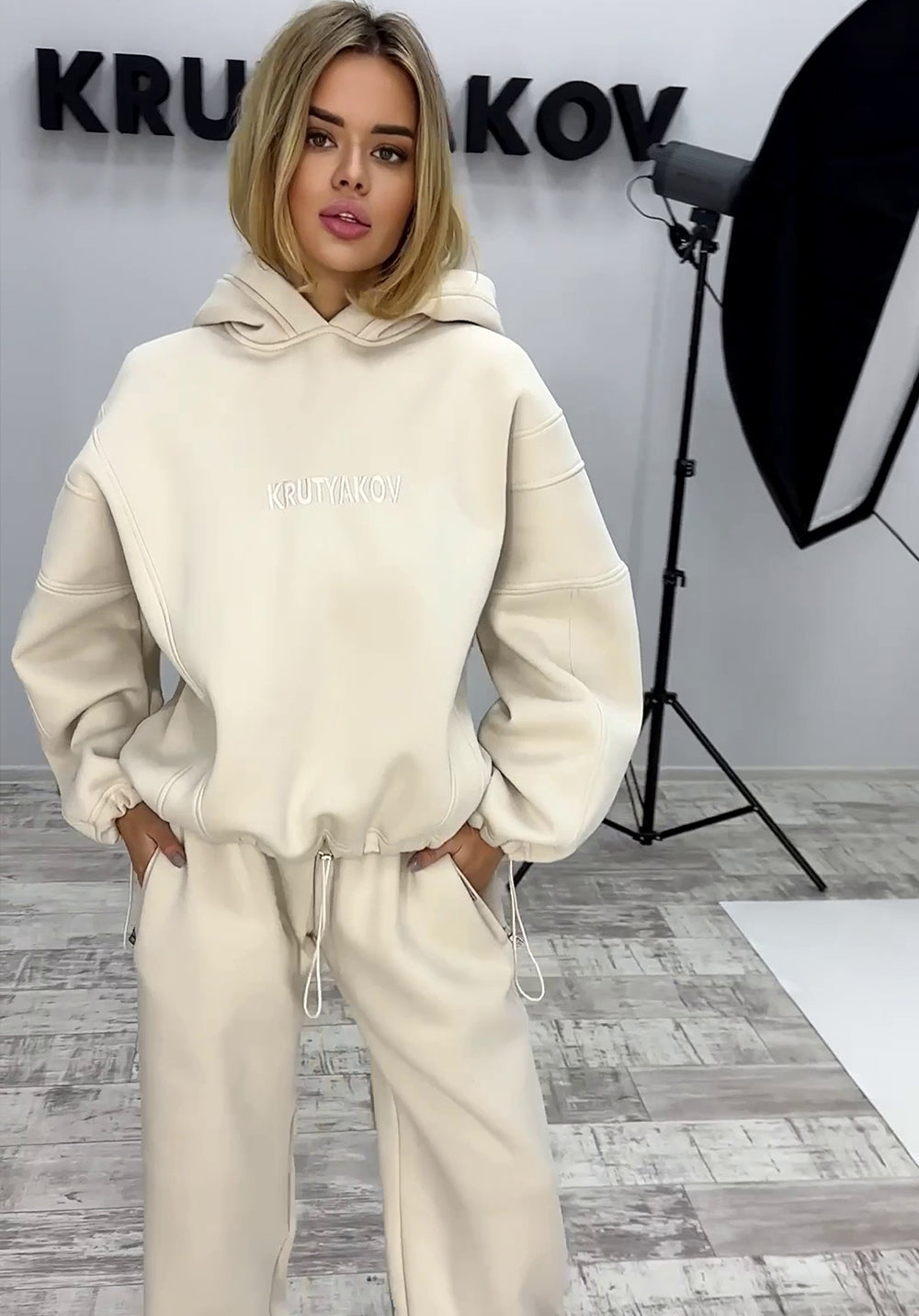 Жіночий спортивний костюм ERIKA бежевий