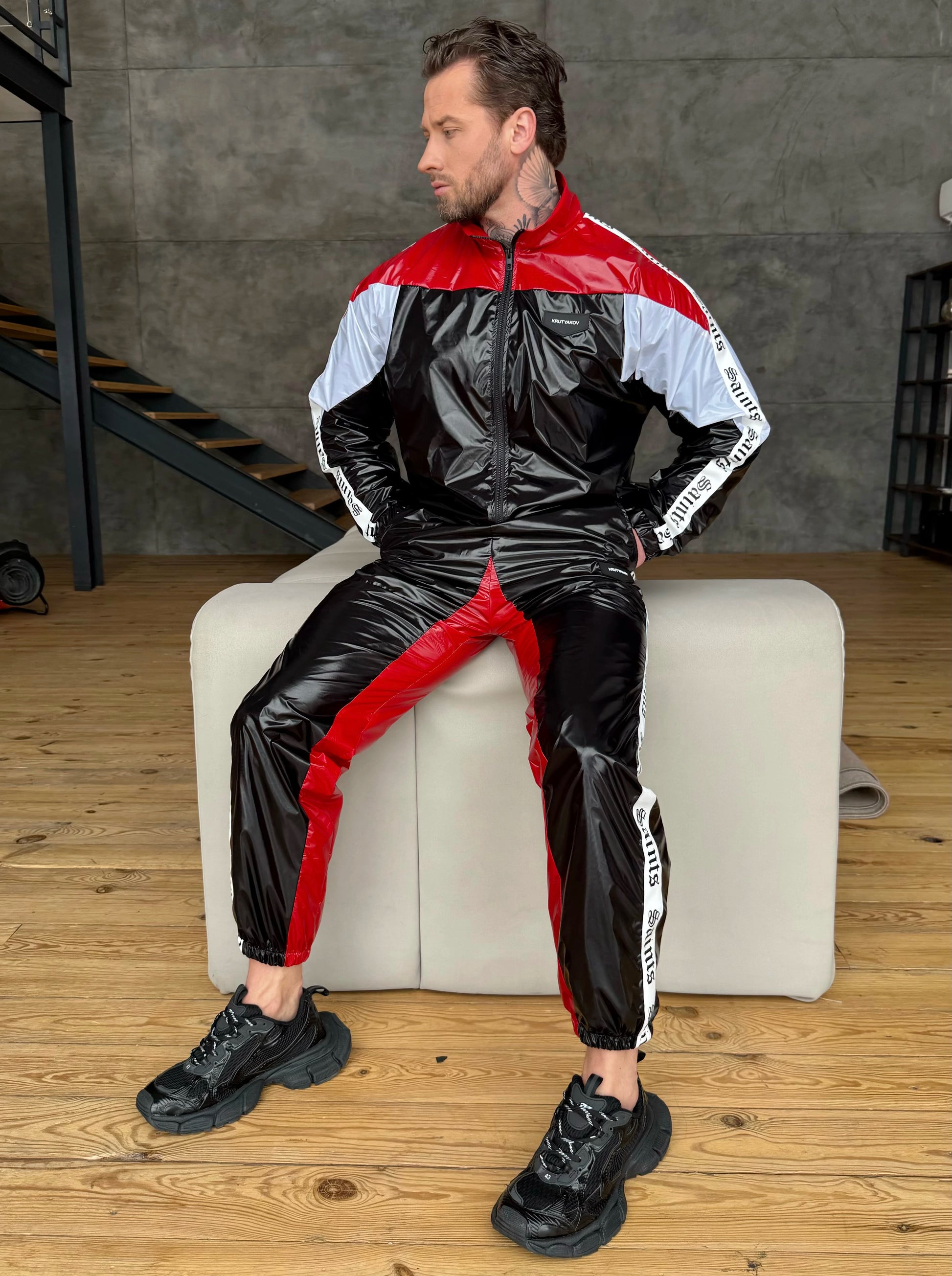 Чоловічий спортивний костюм MNKLLY чорно-червоний