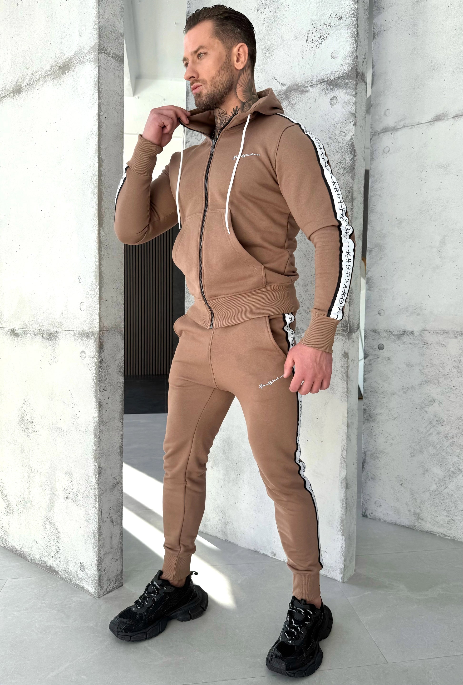 СПОРТИВНИЙ КОСТЮМ STRIPES