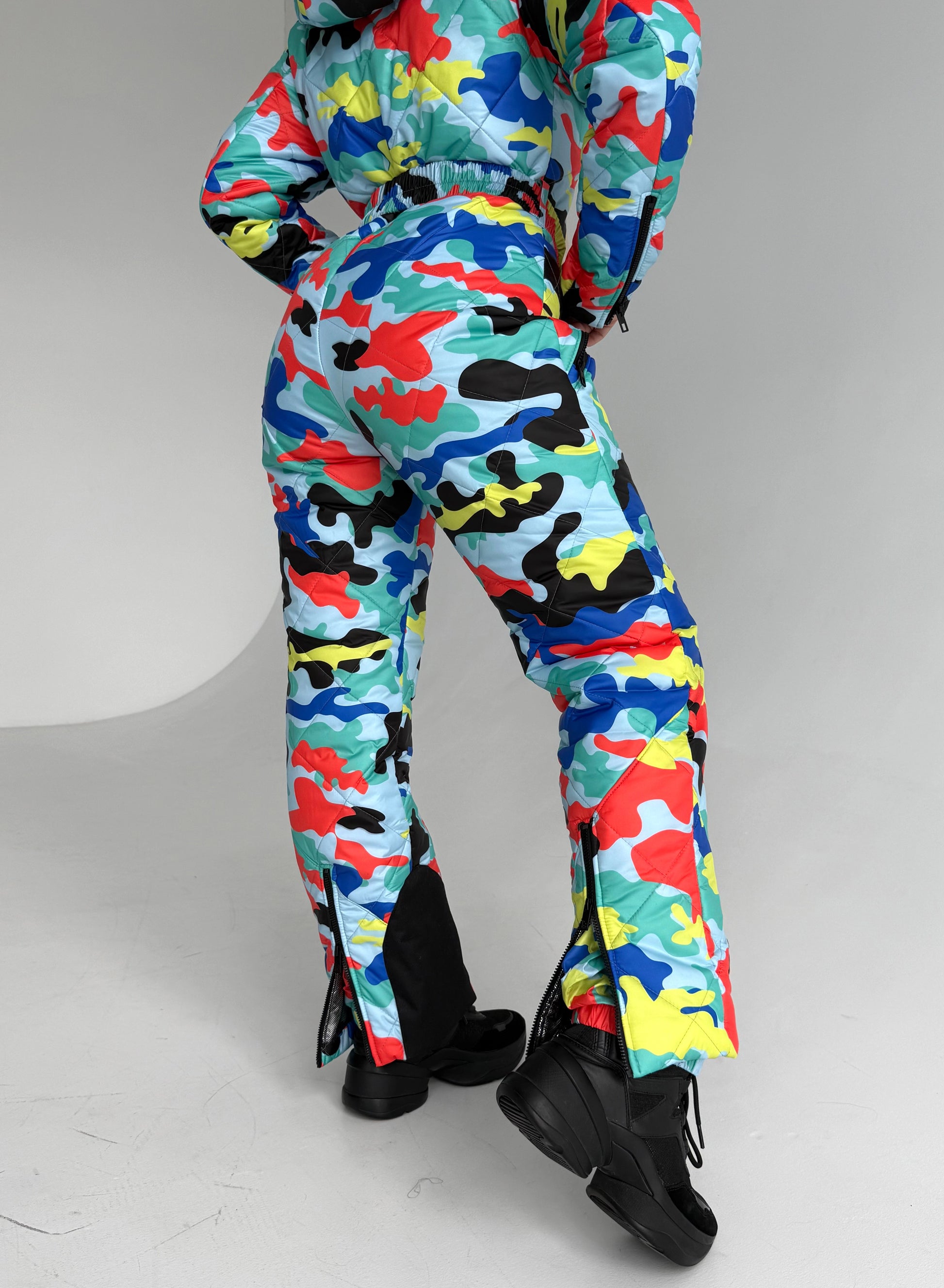 Жіночий теплий ski jumpsuit KRUTYAKOV MULTICOLORED з капюшоном, поясною сумкою та яскравим зимовим дизайном