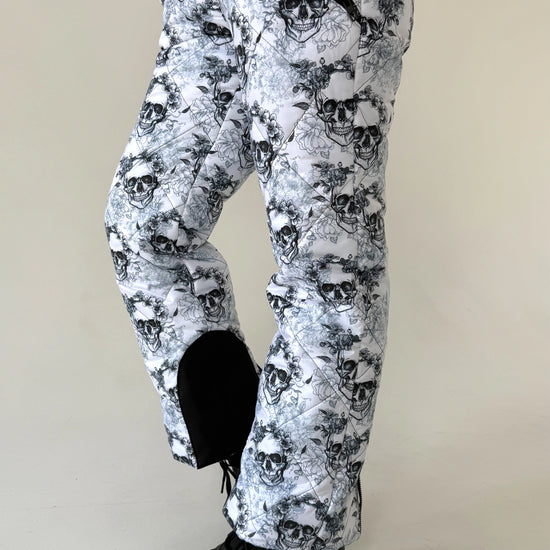 Жіночий теплий ski jumpsuit KRUTYAKOV BLACK WHITE SKULLS з поясною сумкою, капюшоном і ефектним зимовим дизайном