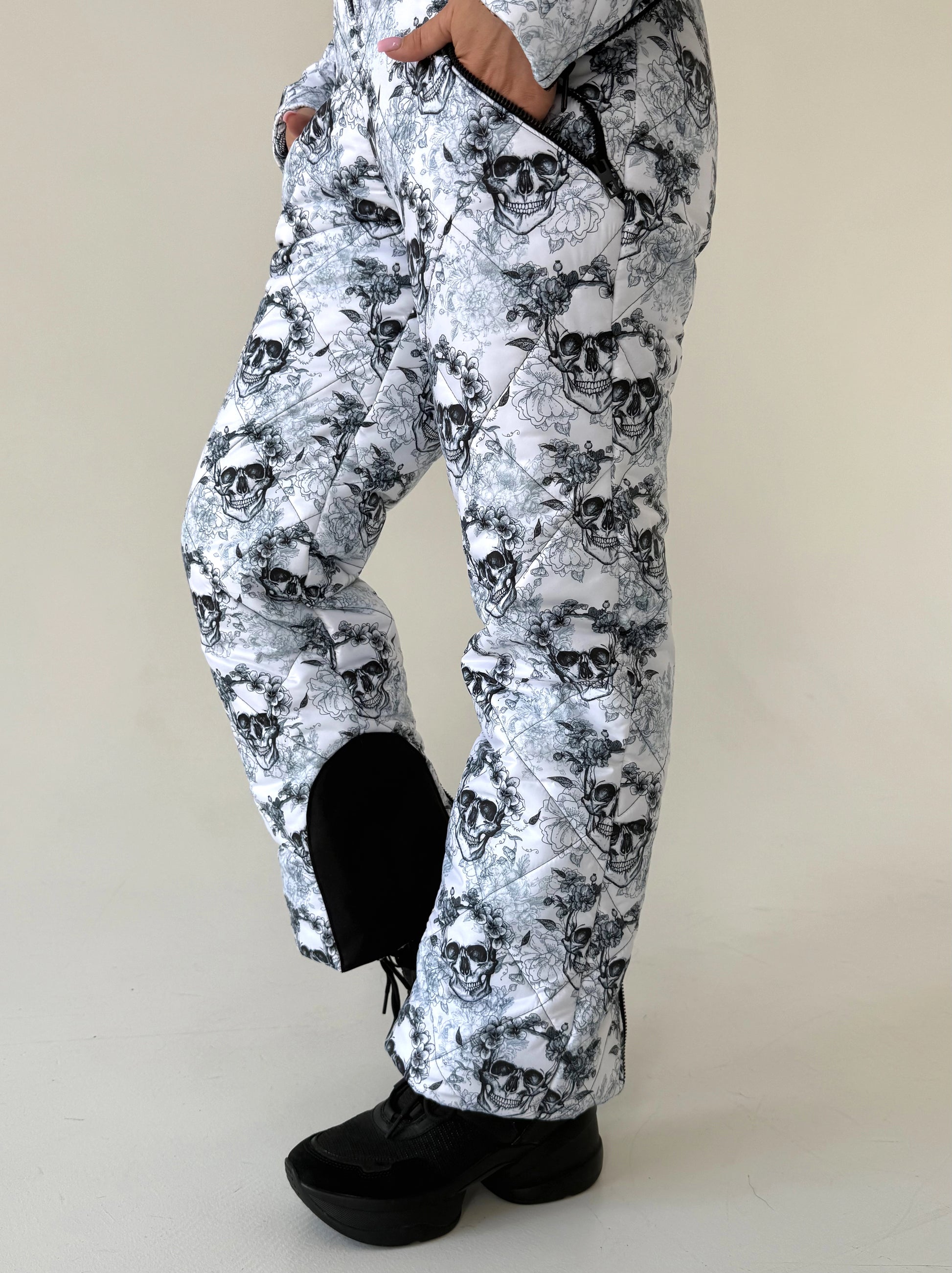 Жіночий теплий ski jumpsuit KRUTYAKOV BLACK WHITE SKULLS з поясною сумкою, капюшоном і ефектним зимовим дизайном