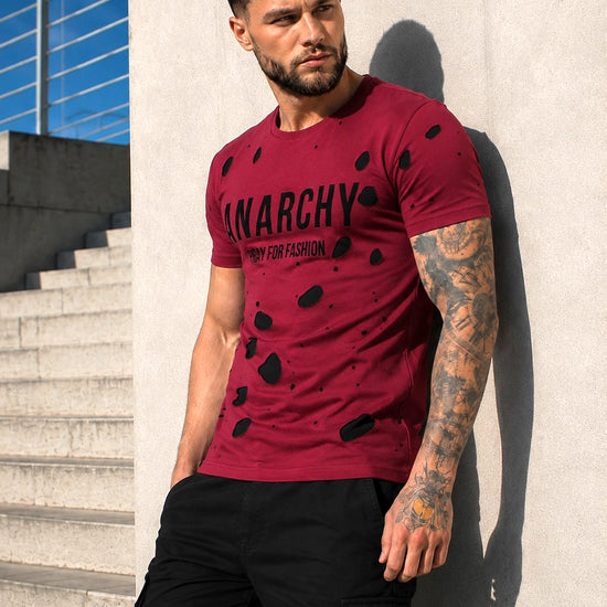 Бордова дизайнерська футболка ANARCHY на чоловікові у сучасному streetwear стилі