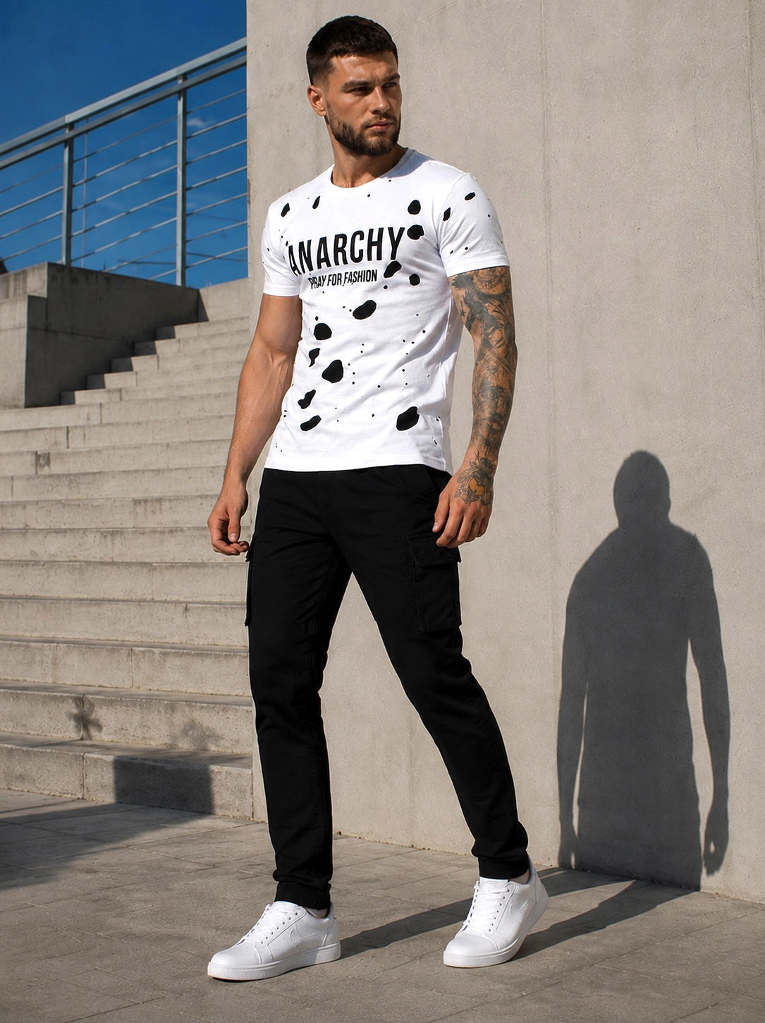 Біла чоловіча футболка з чорним принтом ANARCHY у стилі streetwear