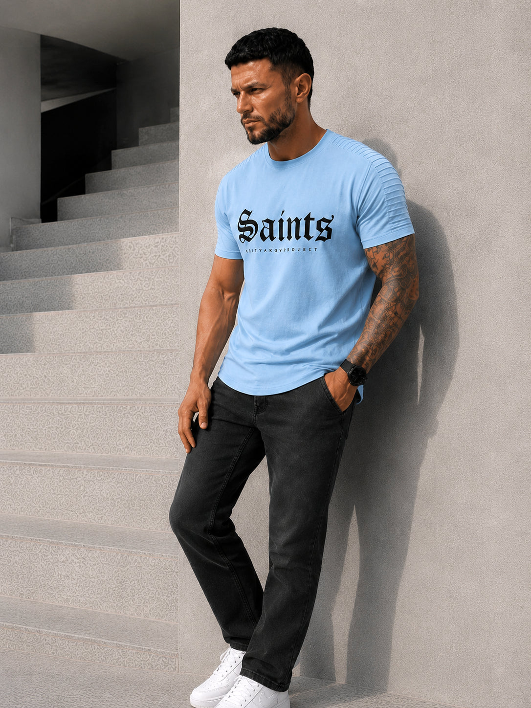 Стильна блакитна футболка SAINTS KRUTYAKOV у casual образі
