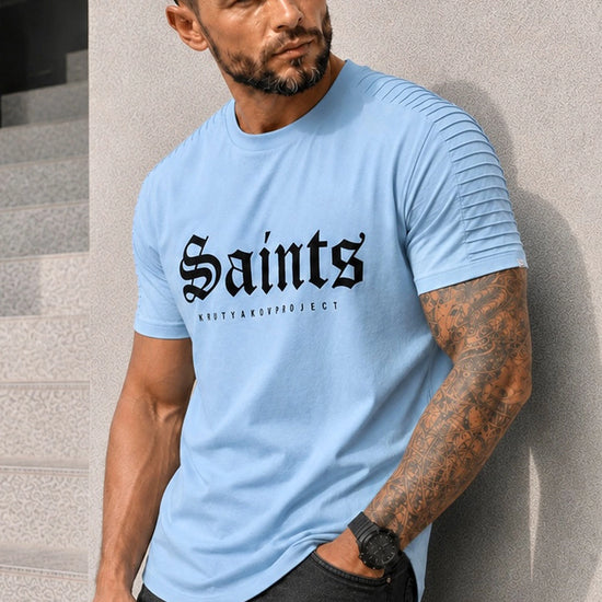 Чоловік у блакитній футболці SAINTS KRUTYAKOV з ребристими вставками на плечах