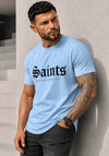 Чоловік у блакитній футболці SAINTS KRUTYAKOV з ребристими вставками на плечах