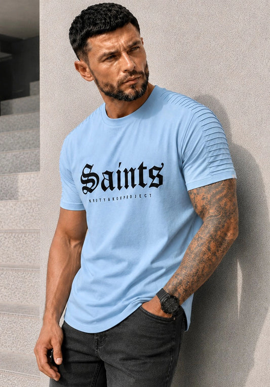 Чоловік у блакитній футболці SAINTS KRUTYAKOV з ребристими вставками на плечах
