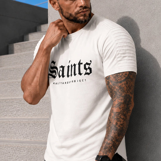 Чоловік у білій футболці SAINTS KRUTYAKOV з фактурними вставками на плечах