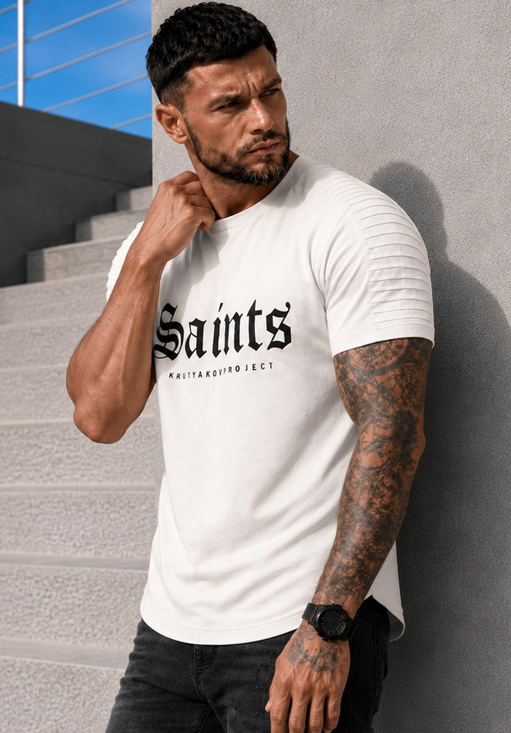 Чоловік у білій футболці SAINTS KRUTYAKOV з фактурними вставками на плечах