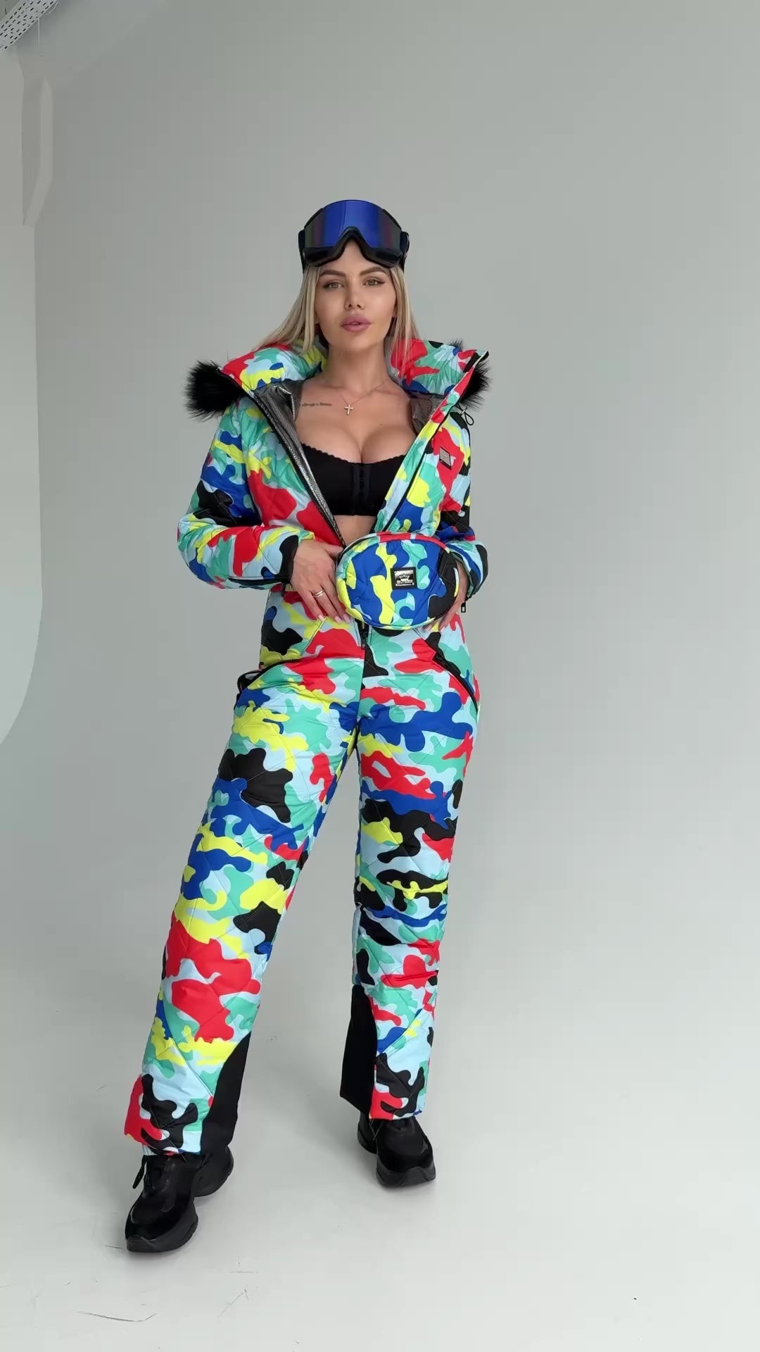 Жіночий зимовий ski suit KRUTYAKOV у кольоровому камуфляжному дизайні для снігу, гір і après-ski образів